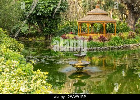 Gartenlaube und Brunnen in den exquisiten formellen Gärten des Washington Oaks Gardens State Park in Palm Coast, Florida. (USA) Stockfoto