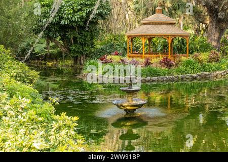 Gartenlaube und Brunnen in den exquisiten formellen Gärten im Washington Oaks Gardens State Park in Palm Coast, Florida. (USA) Stockfoto