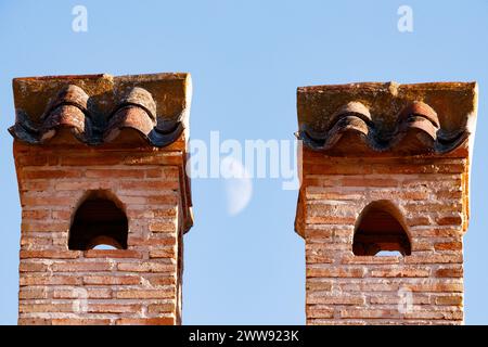 Zwei Schornsteine mit dem Mond in San Carlos del valle Stockfoto