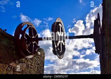 Das rostende Windungsgetriebe im oberen Trommelhaus von Nant Gadwen. Stockfoto