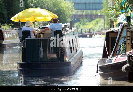 19/07/13 Ein schmales Boot kommt zum Festival an. Hunderte von schmalen Booten versammeln sich auf dem Grand Union Canal in der Nähe des Cassiobury Park, Watford, für die Stockfoto