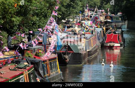 19/07/13 Hunderte von schmalen Booten versammeln sich auf dem Grand Union Canal in der Nähe des Cassiobury Park, Watford, zum Waterways Festival 2013. Moderne Boote A Stockfoto