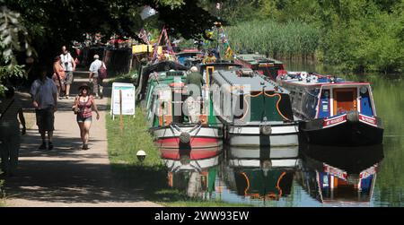 19/07/13 Hunderte von schmalen Booten versammeln sich auf dem Grand Union Canal in der Nähe des Cassiobury Park, Watford, zum Waterways Festival 2013. Moderne Boote A Stockfoto