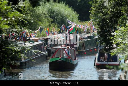 19/07/13 Hunderte von schmalen Booten versammeln sich auf dem Grand Union Canal in der Nähe des Cassiobury Park, Watford, zum Waterways Festival 2013. Moderne Boote A Stockfoto