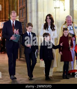 Aktenfoto vom 08/12/23: Prinz und Prinzessin von Wales, Prinz George, Prinz Louis und Prinzessin Charlotte, die nach den Royal Carols - zusammen bei Weihnachtsgottesdienst in der Westminster Abbey in London verlassen. Die Prinzessin von Wales hat bekannt gegeben, dass sie sich einer Chemotherapie gegen Krebs unterzieht. Sie kündigte die Nachrichten in einer vorab aufgezeichneten Nachricht an, die am Freitagabend ausgestrahlt wurde. Ausgabedatum: Freitag, 22. März 2024. Stockfoto