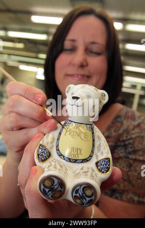 22/07/13 Gilding Team Leader Natalie Wilson vervollständigt einen 1000-teiligen Teddybär in limitierter Auflage, der Teil von Royal Crown der ist Stockfoto
