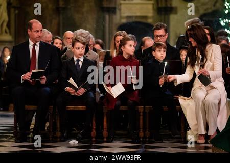 Aktenfoto vom 12/23 des Prinzen von Wales, Prinz George, Prinzessin Charlotte, Prinz Louis und der Prinzessin von Wales während der Royal Carols - zusammen bei Weihnachtsgottesdienst in der Westminster Abbey in London. Die Prinzessin von Wales hat bekannt gegeben, dass sie sich einer Chemotherapie gegen Krebs unterzieht. Sie kündigte die Nachrichten in einer vorab aufgezeichneten Nachricht an, die am Freitagabend ausgestrahlt wurde. Ausgabedatum: Freitag, 22. März 2024. Stockfoto