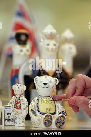 22/07/13 Gilding Team Leader Natalie Wilson vervollständigt einen 1000-teiligen Teddybär in limitierter Auflage, der Teil von Royal Crown der ist Stockfoto
