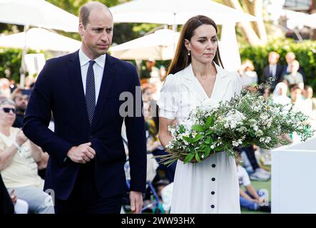 Aktenfoto vom 14./06/22 des damaligen Herzogs und der Herzogin von Cambridge, jetzt Prinz und Prinzessin von Wales, legte einen Kranz während einer Multi-Faith- und Kranzniederlegung am Fuß des Grenfell Tower in London, zum Gedenken an diejenigen, die am 14. Juni 2018 im Grenfell Tower-Feuer ums Leben kamen. XXXX. Ausgabedatum: Freitag, 22. März 2024. Stockfoto