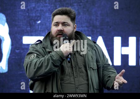 Nicht exklusiv: DNIPRO, UKRAINE - 21. MÄRZ 2024 - der Militärpsychologe Andrii Kozinchuk aus Kiew spricht während der Präsentation eines neuen sozialen A Stockfoto