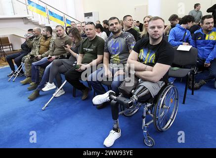 Nicht exklusiv: DNIPRO, UKRAINE - 21. MÄRZ 2024 - Teilnehmer an der Präsentation des neuen Sozial- und Bildungsprojekts Titans.UA, das beinhaltet Stockfoto