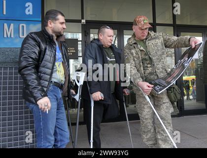 Nicht exklusiv: DNIPRO, UKRAINE - 21. MÄRZ 2024 - Teilnehmer an der Präsentation eines neuen Sozial- und Bildungsprojekts der Dnipro Regional Mili Stockfoto