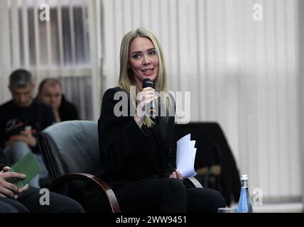 Nicht exklusiv: DNIPRO, UKRAINE - 21. MÄRZ 2024 - die stellvertretende Leiterin der regionalen Militärverwaltung Dnipro, Iryna Hrytsai, spricht während der Präsentation Stockfoto