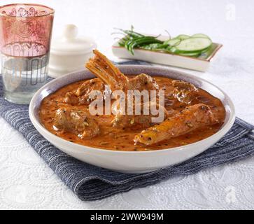 Achar Gosht oder Achari Hammelfleisch Gosht ist ein einzigartiger und sehr köstlicher Hammeleintopf, der mit Gurken-Zutaten und feinem Hammelfleisch von guter Qualität zubereitet wird. Stockfoto