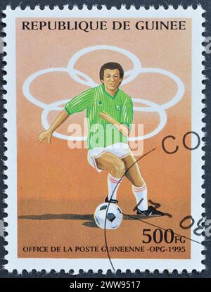 Von Guinea gedruckte Briefmarke, die Weight Lifting, Olympische Sommerspiele 1996 - Atlanta, um 1995 zeigt. Stockfoto