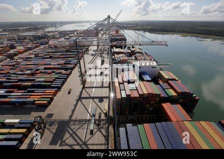 20/08/13 Eine Ansicht, die einen riesigen Kran zeigt, der ein Containerschiff an den Docks von Southampton in Hampshire lädt. Die CMA CGM Amerigo Vespucci soll die Segel setzen Stockfoto