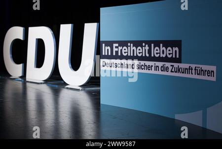 Berlin, Deutschland. März 2024. Blick auf die Bühne mit der Aufschrift "Leben in Freiheit - Deutschland sicher in die Zukunft führen". CDU-Schriftzug im Hintergrund. Im Grundprogramm "Leben in Freiheit". Deutschland sicher in die Zukunft führen", formuliert die CDU ihre Grundwerte und Ideen, um sich als Partei zu erneuern. Das neue Grundprogramm wird schließlich auf der Bundesparteikonferenz vom 6. Bis 8. Mai verabschiedet. Quelle: Hannes P. Albert/dpa/Alamy Live News Stockfoto