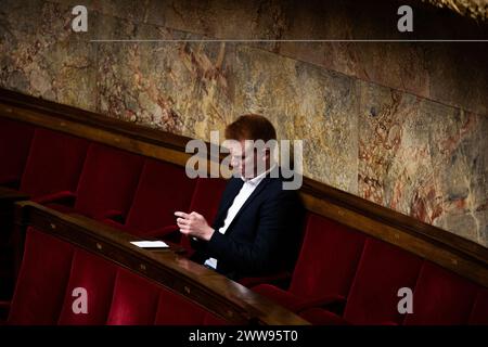 Paris, Frankreich. März 2024. Adrien Quatennens, Abgeordneter der La France Insoumise-Gruppe, bei der Nationalversammlung zu sehen. Eine wöchentliche Sitzung der Befragung der französischen Regierung findet in der Nationalversammlung im Palais Bourbon in Paris statt. (Credit Image: © Telmo Pinto/SOPA Images via ZUMA Press Wire) NUR REDAKTIONELLE VERWENDUNG! Nicht für kommerzielle ZWECKE! Stockfoto