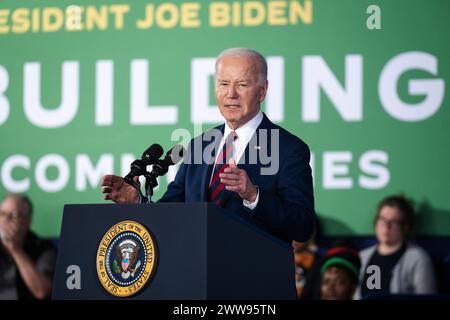 Präsident Joe Biden spricht am Mittwoch, den 13. März 2024, bei einer Veranstaltung in Milwaukee, Wisconsin, mit einer Handbewegung. Stockfoto