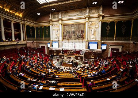 Paris, Frankreich. März 2024. Allgemeine Ansicht der Nationalversammlung während der Sitzung der Fragen an die Regierung. Eine wöchentliche Sitzung der Befragung der französischen Regierung findet in der Nationalversammlung im Palais Bourbon in Paris statt. (Foto: Telmo Pinto/SOPA Images/SIPA USA) Credit: SIPA USA/Alamy Live News Stockfoto