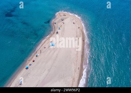 Blick aus der Vogelperspektive auf die exotische sandige Halbinsel und den Sandstrand von Posidi mit türkisfarbenem, klarem Meer, Kassandra, Chalkidiki, Nordgriechenland Stockfoto