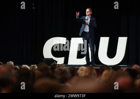 Berlin, Deutschland. März 2024. Carsten Linnemann, CDU-Generalsekretär, spricht bei der Veranstaltung. In seinem Grundprogramm "Leben in Freiheit". Deutschland sicher in die Zukunft führen", formuliert die CDU ihre Grundwerte und Ideen, um sich als Partei zu erneuern. Das neue Grundprogramm wird dann auf der Bundesparteikonferenz vom 6. Bis 8. Mai endgültig verabschiedet. Quelle: Hannes P. Albert/dpa/Alamy Live News Stockfoto