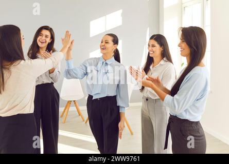 Frauengruppe Feiert Erfolg In Business Meeting Stockfoto