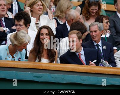 London, Vereinigte Staaten Von Amerika. Juni 2011. LONDON, ENGLAND – 27. JUNI: Billie Jean King, Catherine, Herzogin von Cambridge und Prinz William, Duke of Cambridge während des vierten Rundenspiels zwischen Rafael Nadal aus Spanien und Juan Martin Del Potro aus Argentinien am 7. Tag der Wimbledon Lawn Tennis Championships im All England Lawn Tennis and Croquet Club am 27. Juni 2011 in London. Leute: Kate Middleton Prince William Credit: Storms Media Group/Alamy Live News Stockfoto