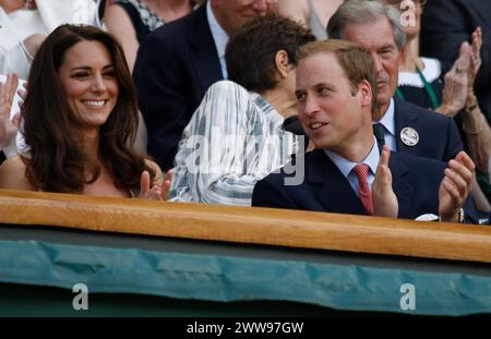 London, Vereinigte Staaten Von Amerika. Juni 2011. LONDON, ENGLAND – 27. JUNI: Billie Jean King, Catherine, Herzogin von Cambridge und Prinz William, Duke of Cambridge während des vierten Rundenspiels zwischen Rafael Nadal aus Spanien und Juan Martin Del Potro aus Argentinien am 7. Tag der Wimbledon Lawn Tennis Championships im All England Lawn Tennis and Croquet Club am 27. Juni 2011 in London. Leute: Kate Middleton Prince William Credit: Storms Media Group/Alamy Live News Stockfoto