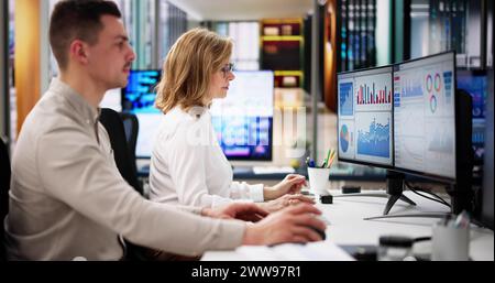 Data Analyst mit dem KPI-Dashboard von Data Analytics Stockfoto