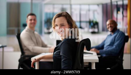 Frau Teamwork In Einer Gruppe Von Geschäftsleuten Mit Happy Diversity Stockfoto