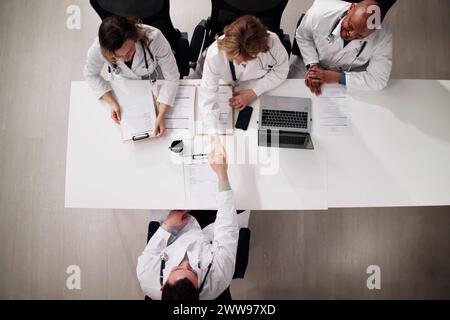 Junge Ärztin Sitzt Im Job Interview Im Krankenhaus Stockfoto