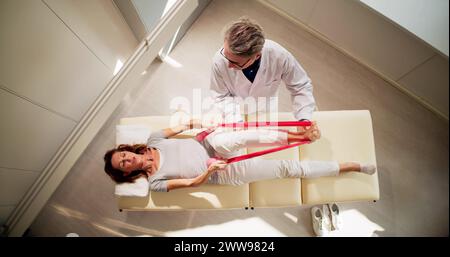 Therapie-Band-Übung. Therapeutisches Physio Rehab Training Stockfoto