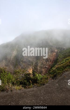 Vulkan Irazu, Vulkan Irazú oder Parque Nacional Volcán Irazú, Costa Rica, Mittelamerika. Der Irazu-Vulkan ist ein Stratovulkan mit einem Summ Stockfoto