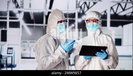 Sterile Halbleiterfabrik Und Arbeiter Im Overall Stockfoto