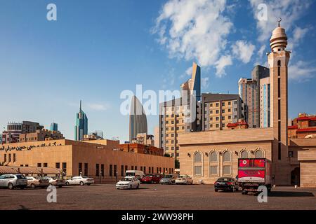 Typisch arabische Gebäude begleiten den Blick auf die Wolkenkratzer von Kuwait City Stockfoto