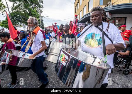 Menschen, die den World Steel Pan Day Parade in Trinidad und Tobago feiern Stockfoto