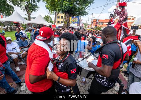 Menschen, die den World Steel Pan Day Parade in Trinidad und Tobago feiern Stockfoto