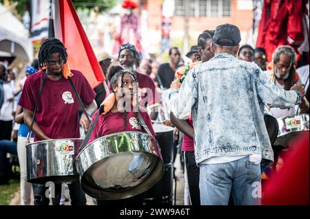 Menschen, die den World Steel Pan Day Parade in Trinidad und Tobago feiern Stockfoto