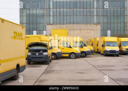 Ausrangierte DHL-Fahrzeuge, die auf dem Hof eines Autoverwerters in Magdeburg nicht mehr verkehrstauglich sind Stockfoto