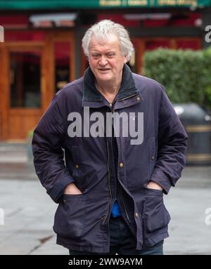 London, Vereinigtes Königreich. März 2024. Der englische Geschäftsmann und der Gründer und Vorsitzende von Wetherspoons, einer Kneipenkette Sir Tim Martin, wird nach einem Interview auf der Nick Ferrari Show gesehen, wie er LBC verlässt. Credit: Tayfun Salci / Alamy Live News Stockfoto