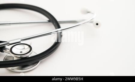 Ein Stethoskop, das auf den medizinischen Beruf hinweist, ist auf einem unberührten weißen Hintergrund angeordnet Stockfoto