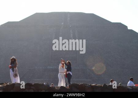 Teotihuacan, Mexiko. März 2024. 21. März 2024 im mexikanischen Bundesstaat Mexiko: Hunderte von Besuchern kommen in der archäologischen Zone von Teotihuacán im Bundesstaat Mexiko an, um die Frühlingspätnachtgleiche zu erhalten. März 2024. Im Bundesstaat Mexiko, Mexiko. (Foto: Carlos Santiago/Eyepix Group/SIPA USA) Credit: SIPA USA/Alamy Live News Stockfoto