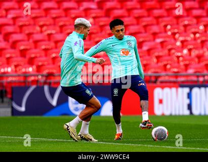 KORREKTUR DER BILDUNTERSCHRIFT: Aktualisierung des Standorts auf Raphinha des Wembley Stadions in Brasilien (rechts) während eines Trainings im Wembley Stadium in London. Bilddatum: Freitag, 22. März 2024. Stockfoto