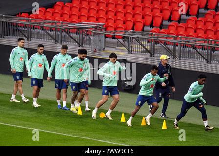 KORREKTUR DER BILDUNTERSCHRIFT: Aktualisierung des Standorts auf Spieler des Wembley Stadions Brasilien während eines Trainings im Wembley Stadium, London. Bilddatum: Freitag, 22. März 2024. Stockfoto