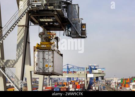 Der Hafen Mannheim ist einer der bedeutendsten Binnenhäfen Europas. Mannheim eröffnete 1968 das erste Containerterminal in einem Binnenhafen. // 20.03.2024: Mannheim, Baden-Württemberg, Deutschland, Europa *** der Hafen Mannheim ist einer der wichtigsten Binnenhäfen Europas Mannheim eröffnete 1968 das erste Containerterminal in einem Binnenhafen 20 03 2024 Mannheim, Baden Württemberg, Deutschland, Europa Stockfoto