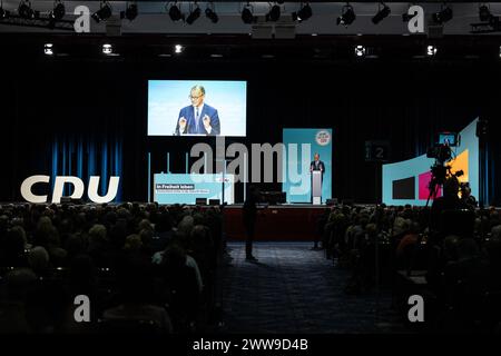 Berlin, Deutschland. März 2024. Friedrich Merz, Bundesvorsitzender der CDU, spricht bei der Veranstaltung. In seinem Grundprogramm "Leben in Freiheit". Deutschland sicher in die Zukunft führen", formuliert die CDU ihre Grundwerte und Ideen, um sich als Partei zu erneuern. Das neue Grundprogramm wird dann auf der Bundesparteikonferenz vom 6. Bis 8. Mai endgültig verabschiedet. Quelle: Hannes P Albert/dpa/Alamy Live News Stockfoto