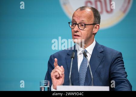 Berlin, Deutschland. März 2024. Friedrich Merz, Bundesvorsitzender der CDU, spricht bei der Veranstaltung. In seinem Grundprogramm "Leben in Freiheit". Deutschland sicher in die Zukunft führen", formuliert die CDU ihre Grundwerte und Ideen, um sich als Partei zu erneuern. Das neue Grundprogramm wird dann auf der Bundesparteikonferenz vom 6. Bis 8. Mai endgültig verabschiedet. Quelle: Hannes P Albert/dpa/Alamy Live News Stockfoto