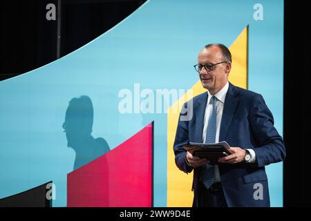 Berlin, Deutschland. März 2024. Friedrich Merz, Bundesvorsitzender der CDU, tritt auf die Bühne. Im Grundprogramm "Leben in Freiheit". Deutschland sicher in die Zukunft führen", formuliert die CDU ihre Grundwerte und Ideen, um sich als Partei zu erneuern. Das neue Grundprogramm wird schließlich auf der Bundesparteikonferenz vom 6. Bis 8. Mai verabschiedet. Quelle: Hannes P Albert/dpa/Alamy Live News Stockfoto