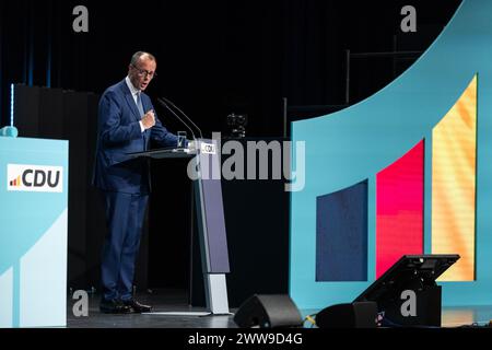 Berlin, Deutschland. März 2024. Friedrich Merz, Bundesvorsitzender der CDU, spricht bei der Veranstaltung. In seinem Grundprogramm "Leben in Freiheit". Deutschland sicher in die Zukunft führen", formuliert die CDU ihre Grundwerte und Ideen, um sich als Partei zu erneuern. Das neue Grundprogramm wird dann auf der Bundesparteikonferenz vom 6. Bis 8. Mai endgültig verabschiedet. Quelle: Hannes P Albert/dpa/Alamy Live News Stockfoto